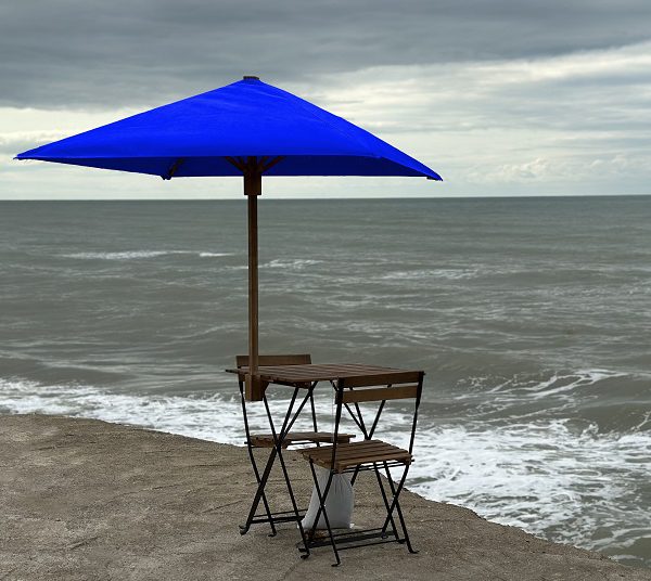 میز و صندلی تاشو چوب و فلز دونفره همراه با چتر